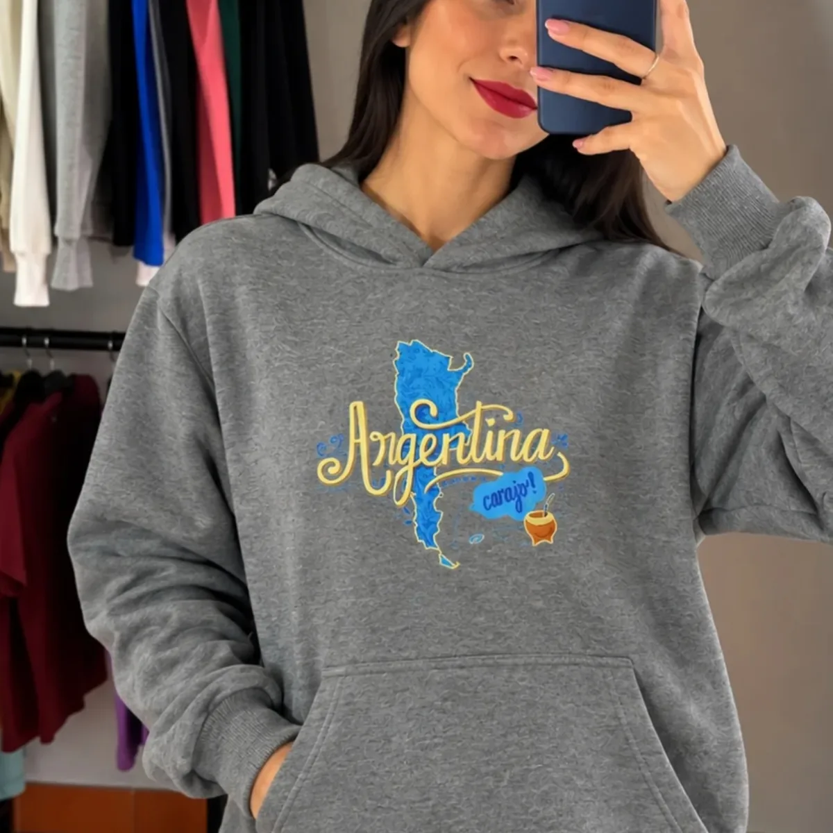 Buzo canguro unisex Argentina carajo, gris (talle GG) — imagen publicada por el comercio en sus historias de Instagram @simple.indumentariia (30/10/2026), marcada como contenido de IA