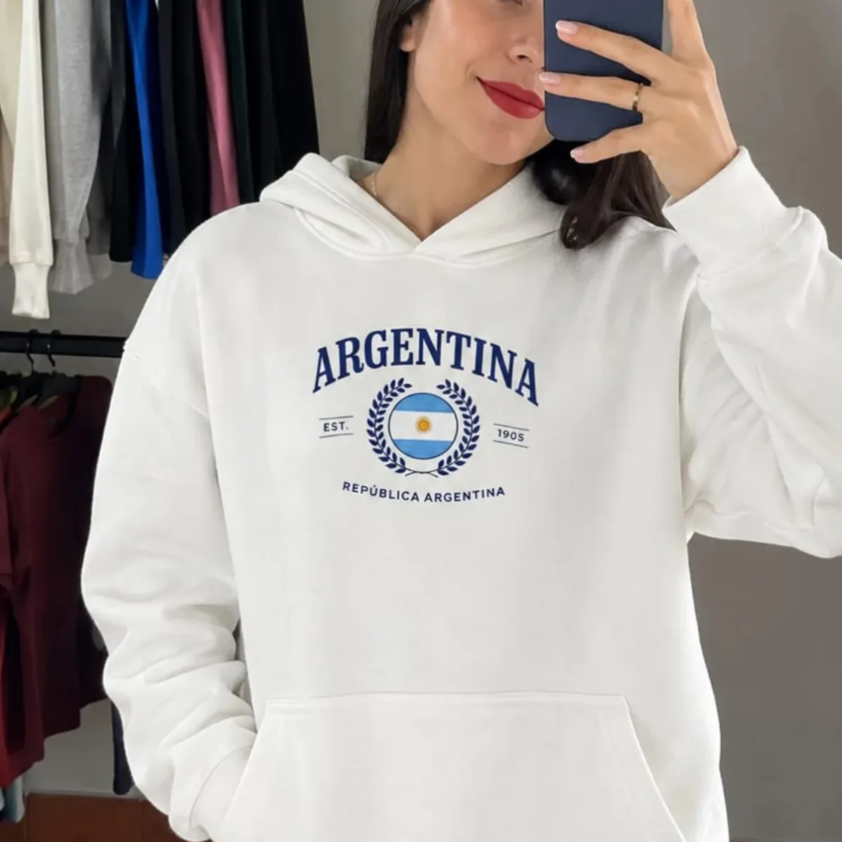 Buzo de Argentina con escudo, blanco (talle G) — imagen publicada por el comercio en sus historias de Instagram @simple.indumentariia (30/10/2026)