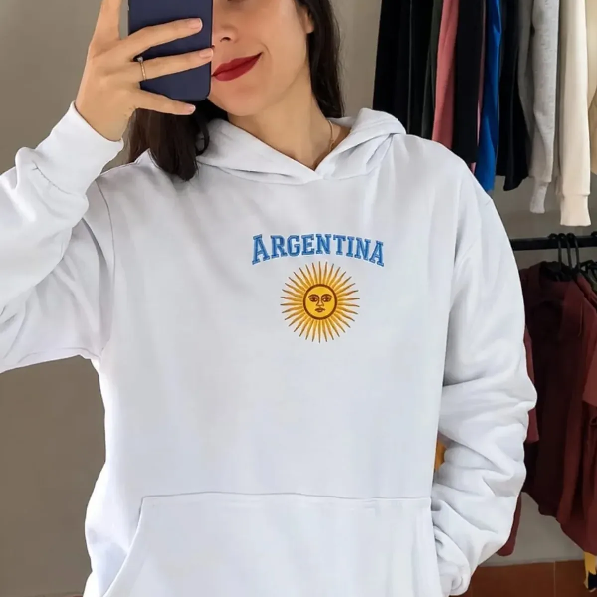 Buzo de Argentina con sol, blanco (talle P) — imagen publicada por el comercio en sus historias de Instagram @simple.indumentariia (30/10/2026), espejada para que se lea la estampa