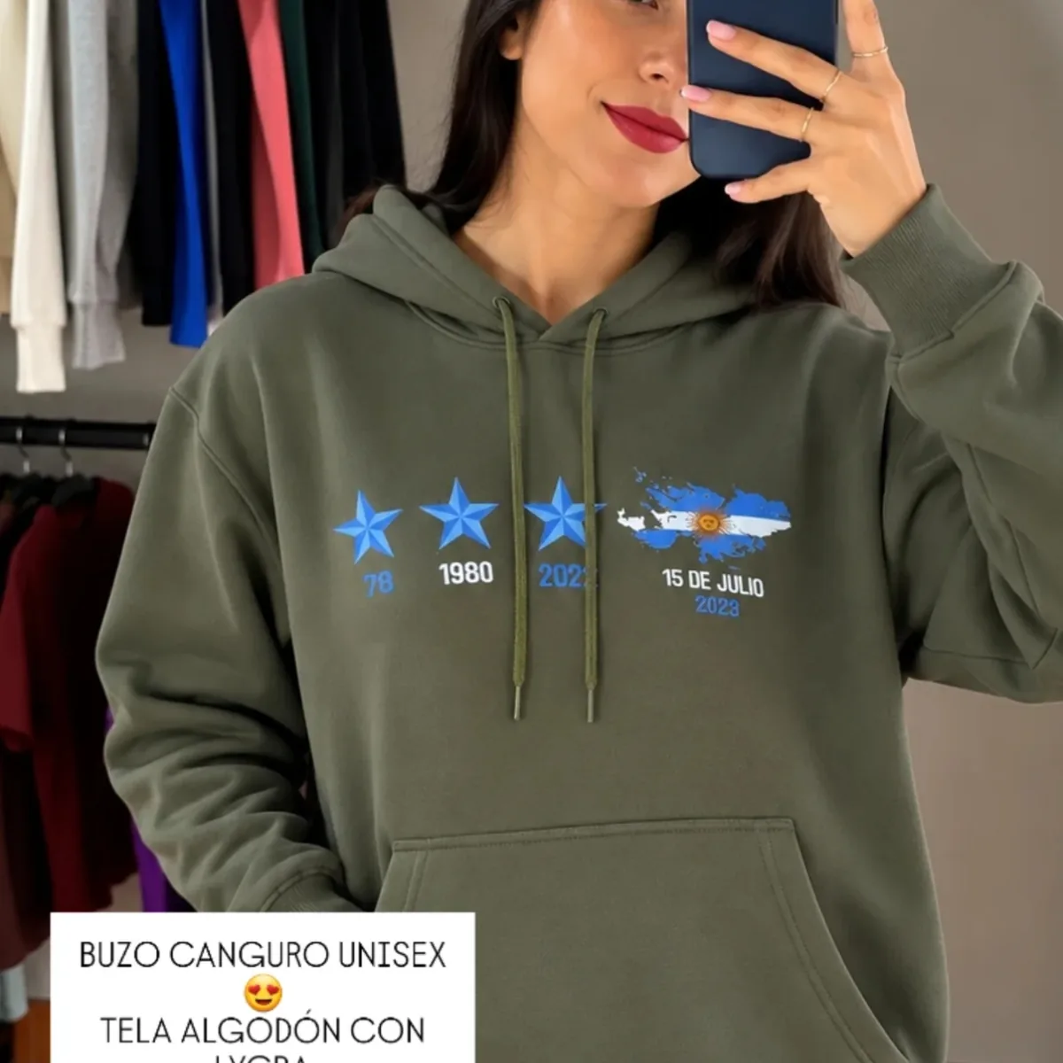 Buzo canguro unisex Argentina tres estrellas y Malvinas, verde militar (talle GG) — imagen publicada por el comercio en sus historias de Instagram @simple.indumentariia (30/10/2026), marcada como contenido de IA
