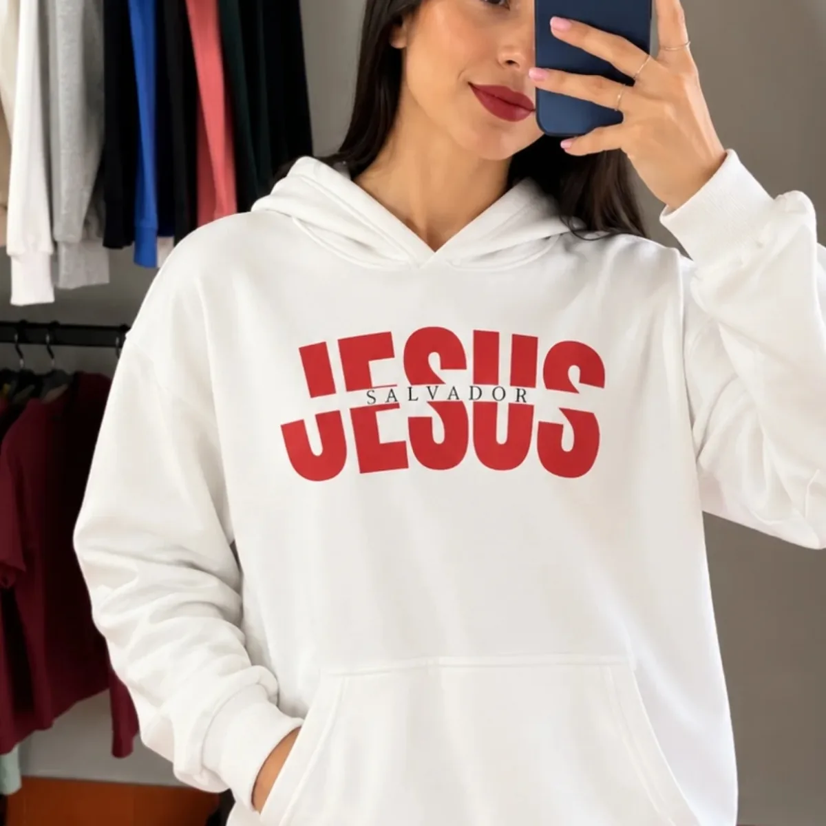 Buzo canguro unisex Jesús Salvador, blanco (talle G) — imagen publicada por el comercio en sus historias de Instagram @simple.indumentariia (30/10/2026), marcada como contenido de IA