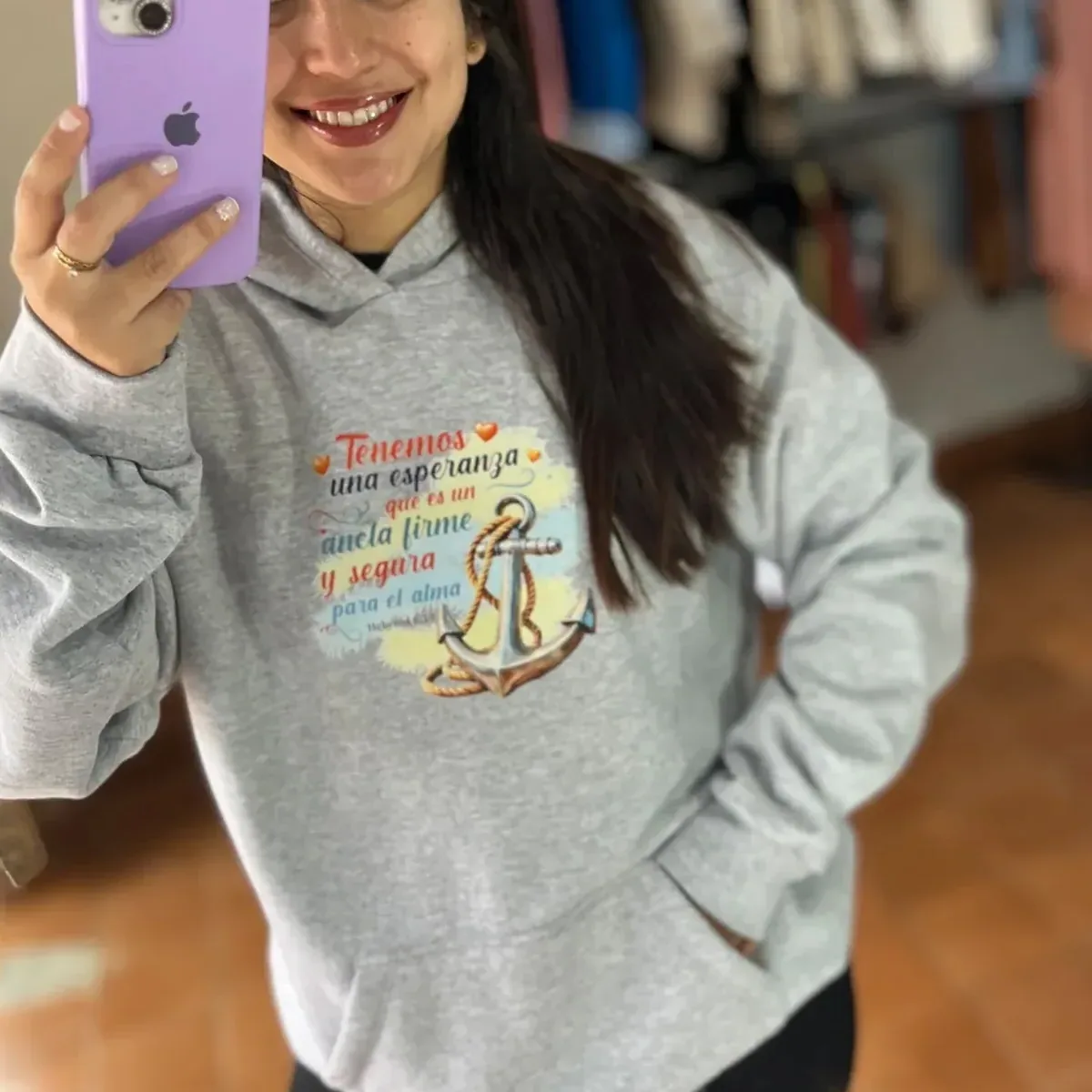 Buzo canguro Tenemos una esperanza (ancla), gris (talle G/GG) — imagen publicada por el comercio en sus historias de Instagram @simple.indumentariia (30/10/2026), espejada para que se lea la estampa