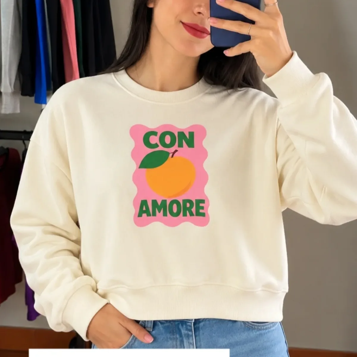 Abrigo de algodón cuello redondo Con amore, crudo (talle único) — imagen publicada por el comercio en sus historias de Instagram @simple.indumentariia (30/10/2026), marcada como contenido de IA