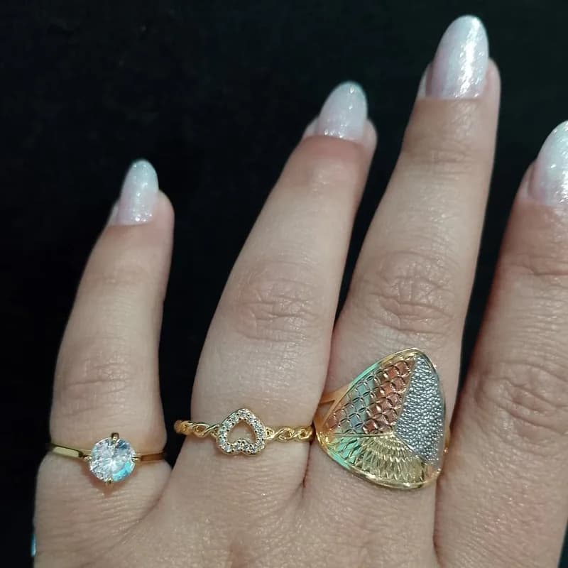 Anillos dorados con piedra y corazón