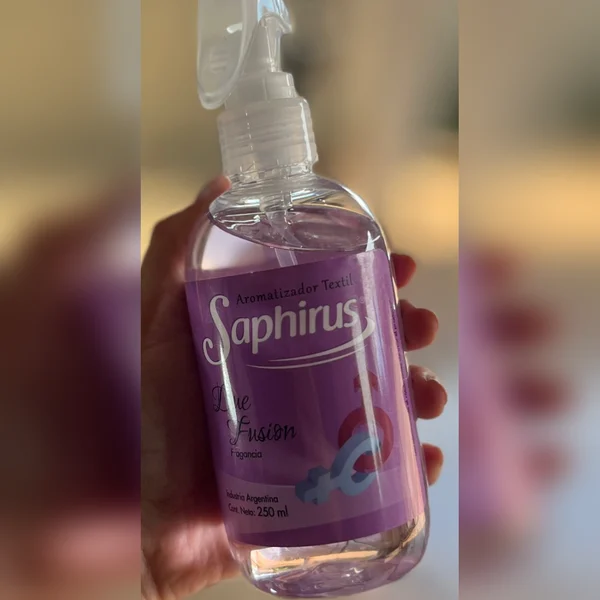Aromatizador textil Saphirus Dúo Fusión 250 ml — foto da loja nas historias de Instagram @simple.indumentariia (27/10/2026)