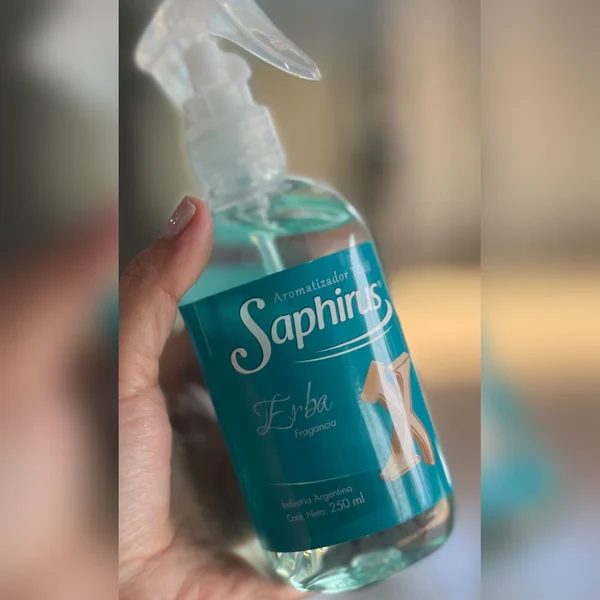 Aromatizador textil Saphirus Erba 250 ml — foto da loja nas historias de Instagram @simple.indumentariia (27/10/2026)