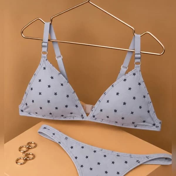 Conjunto triangulito de algodón con estrellitas (talles 85 al 100) — imagen publicada por el comercio en sus historias de Instagram @simple.indumentariia (27/10/2026), marcada como contenido de IA