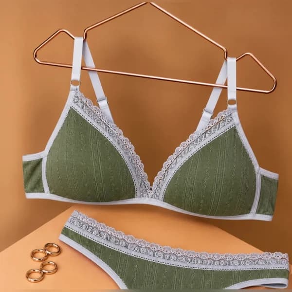 Conjunto triangulito de morley con detalles de encaje (talles 85 al 100) — imagen publicada por el comercio en sus historias de Instagram @simple.indumentariia (27/10/2026), marcada como contenido de IA