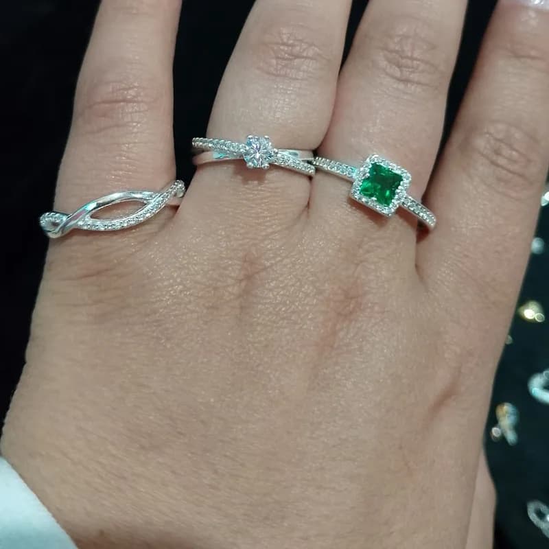 Anillos plateados con piedra verde