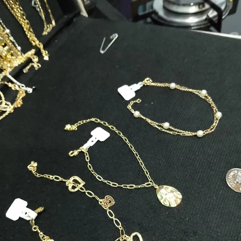 Pulseras doradas con dijes