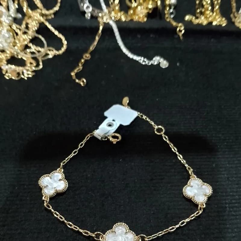 Pulsera trébol con perlas dorada