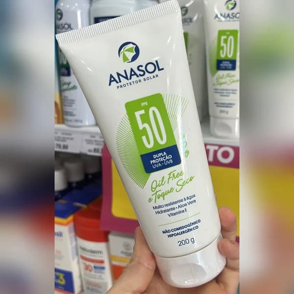 Protetor solar Anasol FPS 50 oil free toque seco 200 g — foto da loja nos stories de Instagram @farmaciasbravabarracao (28/10/2026)
