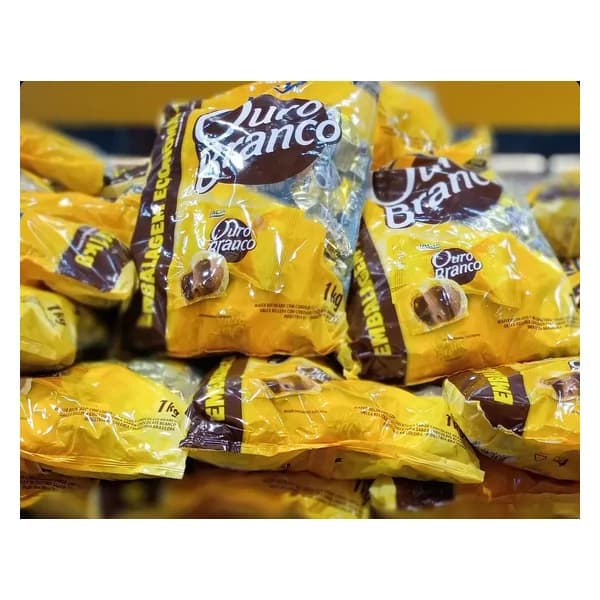 Bombom Lacta Ouro Branco 1 kg — carteles de precio en la tienda de Dionísio Cerqueira (Instagram @bonnoatacarejo, 17/10/2026)