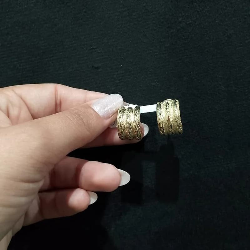 Argollas doradas texturadas