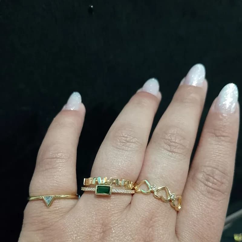 Anillos dorados con piedra verde